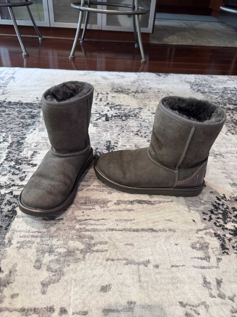 UGG Kids Gray Short Classic II Shearling Boots size 5